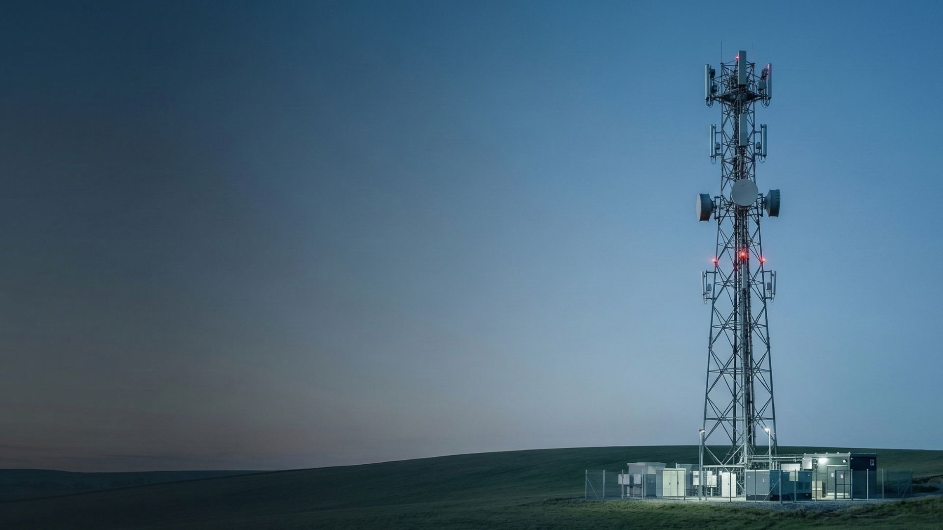 Maszt telekomunikacyjny 5G na tle polskiego krajobrazu — stacja bazowa dzierżawiona od właściciela działki